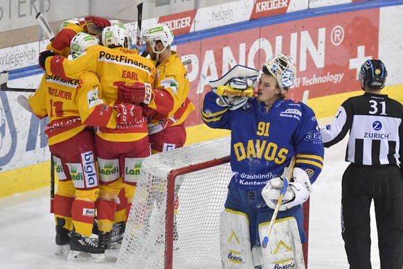 Biels Spieler jubeln nach dem Treffer zum 0-1, links, rechts Davos&#039; Gilles Senn, waehrend dem Eishockey Meisterschaftsspiel der National League zwischen dem HC Davos und dem EHC Biel, am Samstag, ...