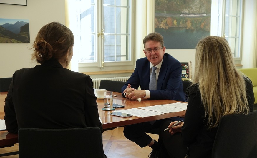 Bundesrat Albert Rösti (SVP) spricht im Interview mit watson in seinem Büro im Bundeshaus Nord über die bevorstehenden Abstimmungen am 24. November 2024 zum Autobahnausbau, die Aufhebung des AKW-Neuba ...