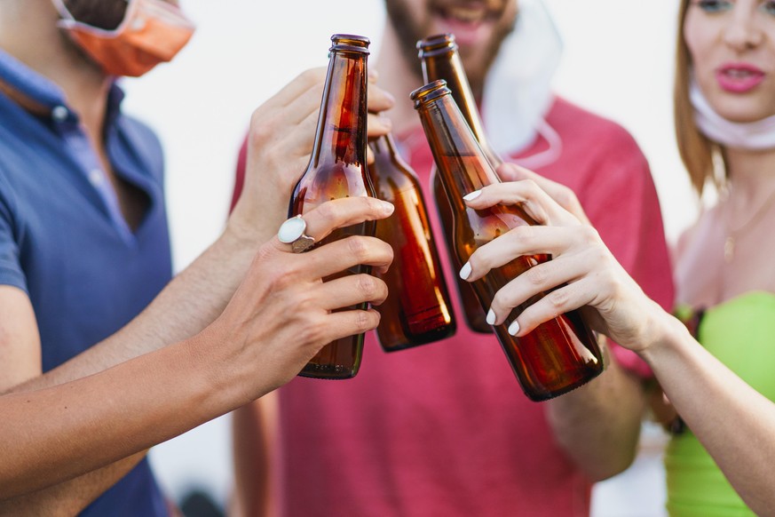 Eine Corona-Party provoziert die Ansteckung mit dem Coronavirus – natürlich aber ohne Maske.