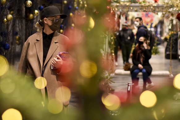 Shoppers wear a face masks at the Burlington Arcade in London, Tuesday, Dec. 22, 2020. Britain&#039;s government has imposed new restrictions across many regions, in an effort to restrict the spread o ...