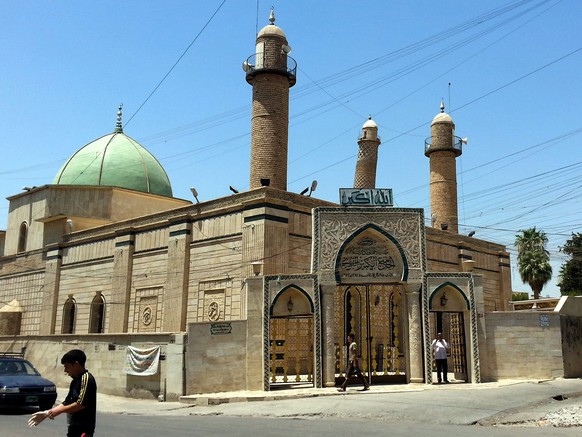 epa06041871 (FILE) - People walk in front of the Al-Noori Al-Kabeer mosque in Mosul, Iraq, 09 July 2014 (reissued 21 June 2017). According to media reports on 21 June 2017 citing Iraq&#039;s military, ...