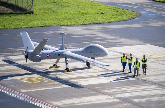 Eine Drohne des Aufklaerungsdrohnensystem 15 (ADS 15) der Armasuisse und Schweizer Armee auf dem Armee Flugplatz in Emmen am Donnerstag, 8. September 2022. (KEYSTONE/Urs Flueeler).