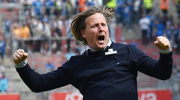 13.04.2024, xhbx, Fussball 1.Bundesliga, FSV Mainz 05 - TSG Hoffenheim emspor, v.l. Trainer Bo Henriksen FSV Mainz 05 vor dem Spiel bei den Fans DFL/DFB REGULATIONS PROHIBIT ANY USE OF PHOTOGRAPHS as  ...
