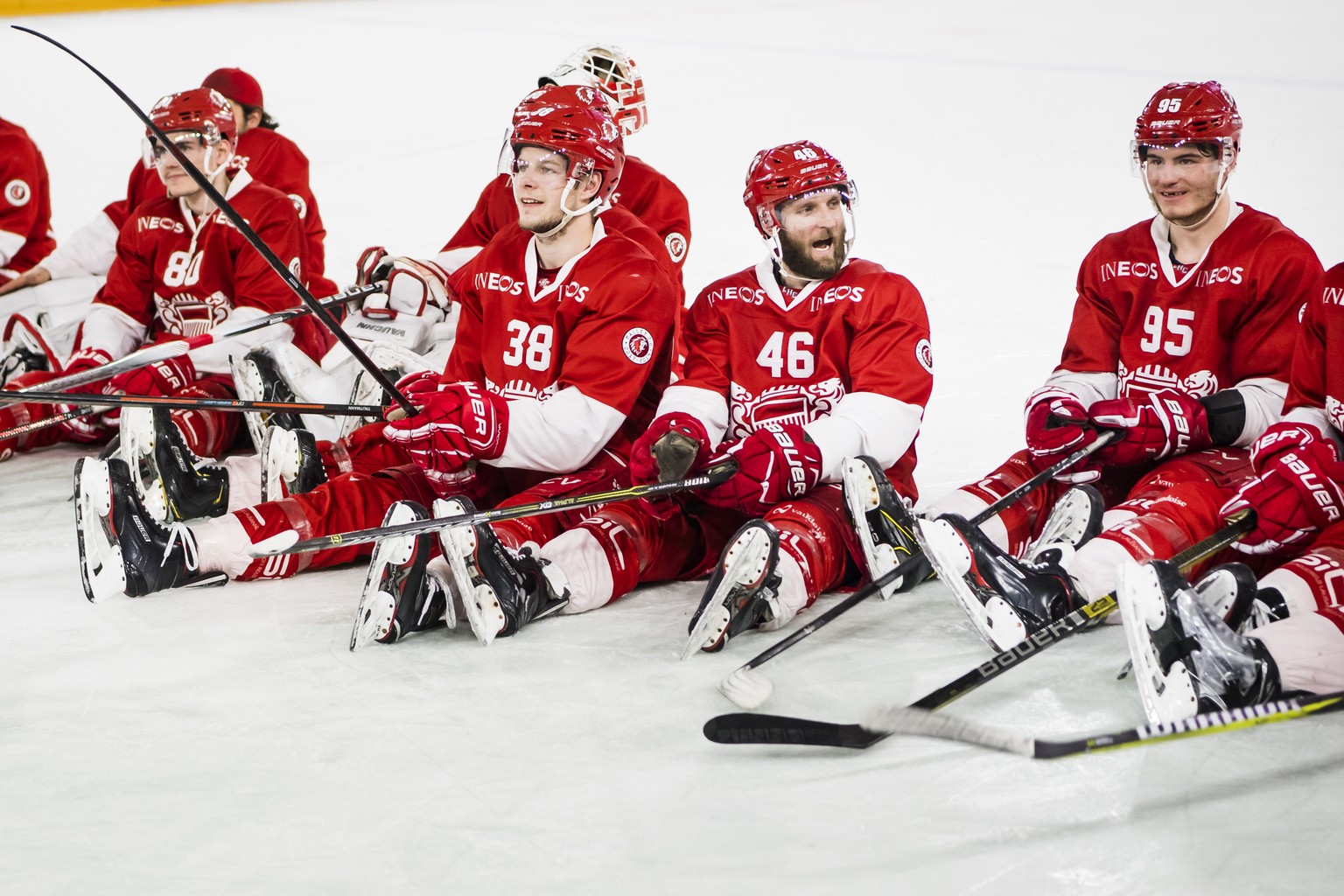 Les joueurs lausannois fetent la qualification pour le prochain tour avec les supporters, lors du septieme match du quart de finale de play off du championnat suisse de hockey sur glace de National Le ...