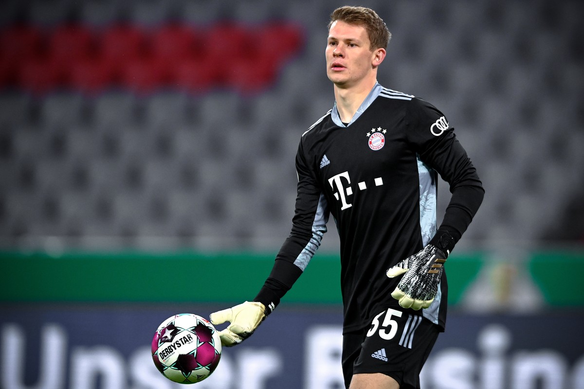 epa08748880 Bayern's goalkeeper Alexander Nuebel reacts during the German DFB Cup first round soccer match between Bayern Muenchen and FC Dueren in Munich, Germany, 15 October 2020. EPA/LUKAS BAR ...