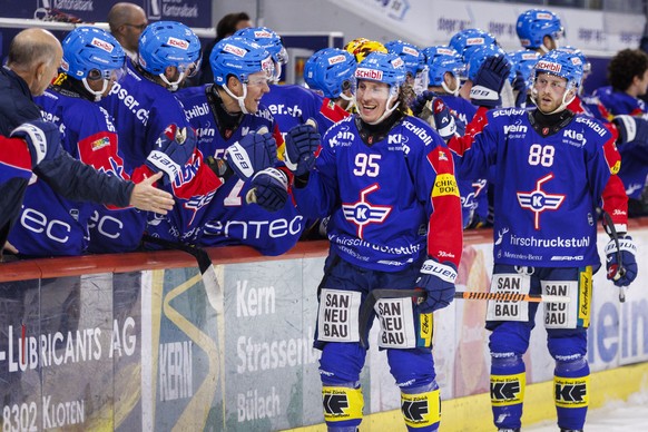 EHC Kloten Verteidiger Nicholas Steiner (#95) feiert seinen Treffer zum 1-2 waehrend dem Qualifikationsspiel der Eishockey-Meisterschaft der National League zwischen den Teams EHC Kloten und Fribourg- ...