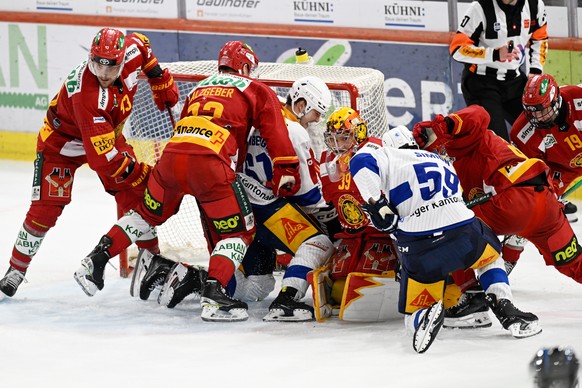 Tigers Claudio Cadonau, Joel Salzgeber, Goalie Luca Boltshauser, Bastian Guggenheim, Pascal Berger, von links, im Kampf um den Puck gegen Zugs Sven Leuenberger, Mitte und Dario Simion, Mitte rechts, b ...