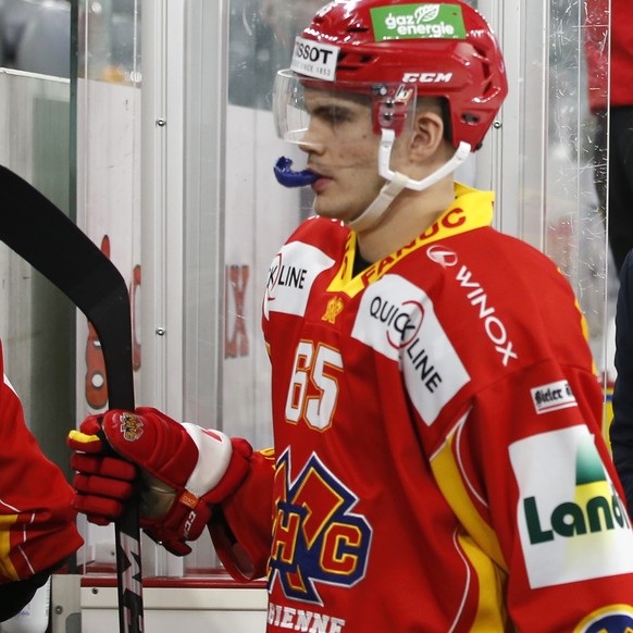 Biels Valentin Nussbaumer, vorne, Trainer Lars Leuenberger und Ramon Tanner gehen in die Drittelspause, im Eishockey Meisterschaftsspiel der National League zwischen dem EHC Biel und HC Ambri-Piotta,  ...