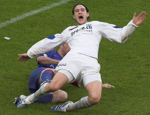 Die Zuercher Alain Nef, vorne, wird vom Basler Scott Chipperfield von hinten gefoult, im Fussballspiel der Super League zwischen dem FC Basel und FC Zuerich am Samstag, 13. Mai 2006, in Basel. (KEYSTO ...