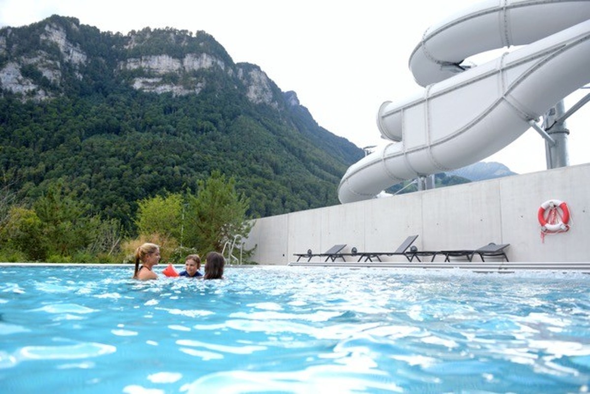 In der Lintharena in Näfels lässt es sich geniessen – wellnessen im Innen- und beheizten Aussenbad, in den verschiedenen Sauna-Landschaften und Ruheräumen mit Blick in die herrliche Bergwelt. Für jene ...