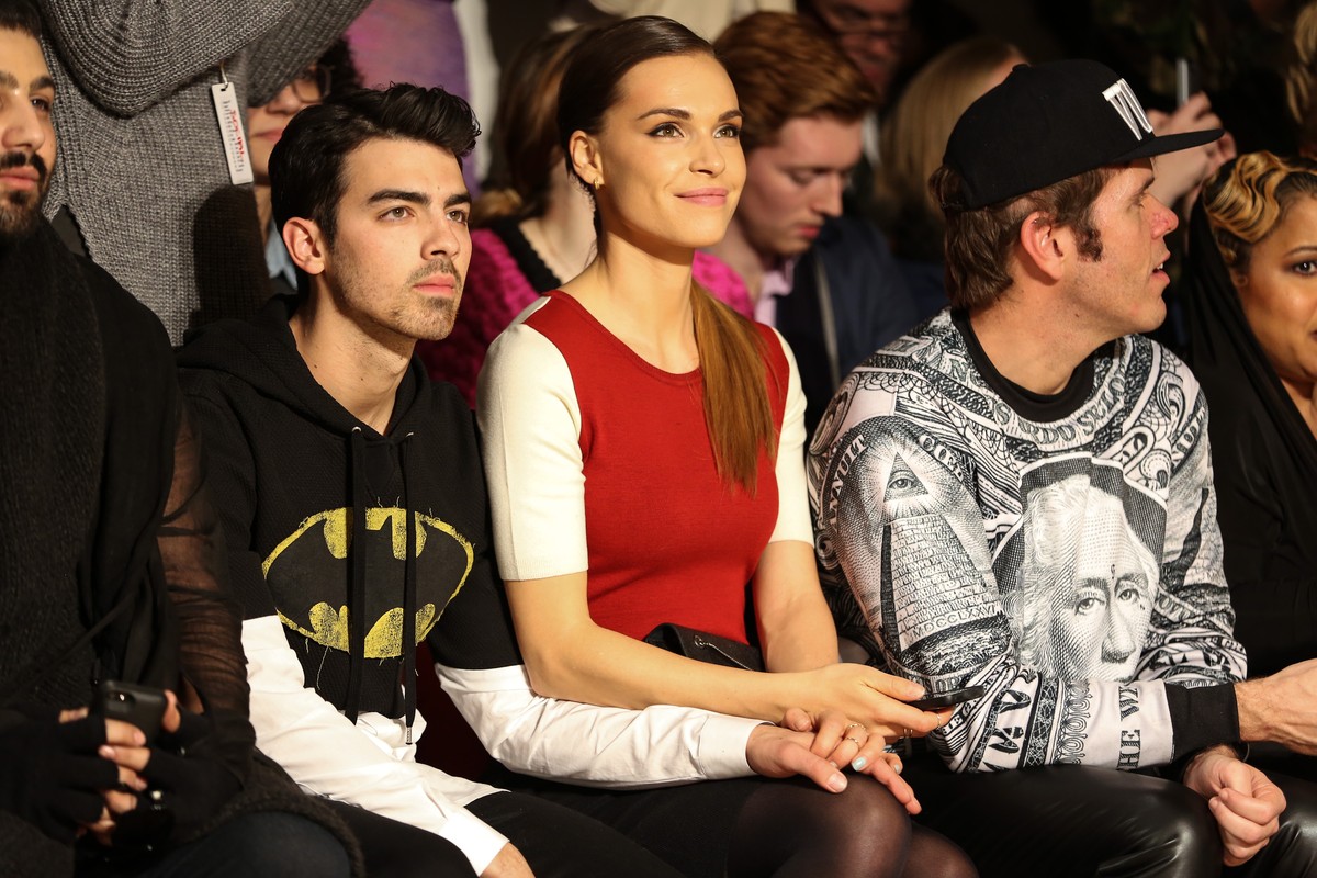 Joe Jonas, Blanda Eggenschwiler und Perez Hilton im Februar 2014 in New York City.&nbsp;