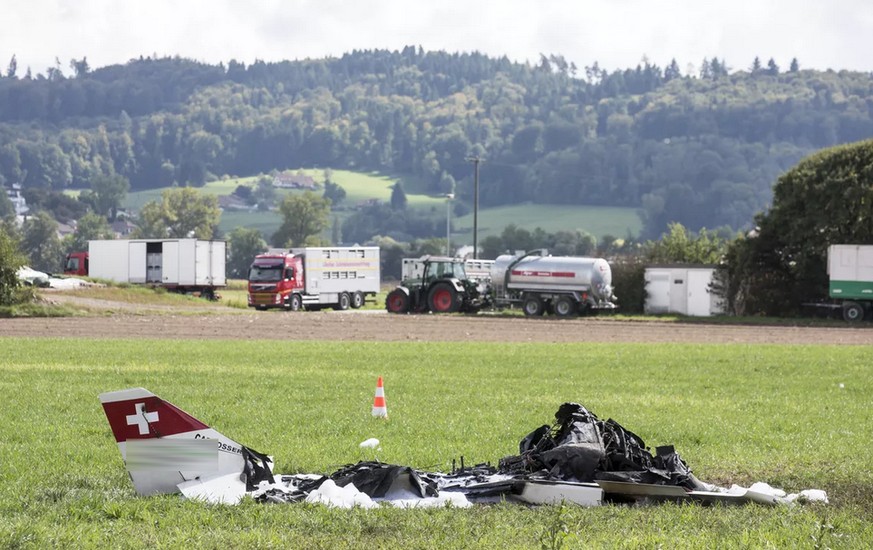 Im aargauischen Muhen im Suhrental ist am Sonntagmittag, 20. September 2015, ein Kleinflugzeug abgestürzt und danach mit einem Auto kollidiert.