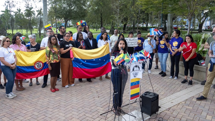epa10196108 Liz Rebeca Alarcon, Venezuelan Leader and Executive Director of Project Pulso (C), speaks during a rally and press conference against the relocation of migrants to Martha&#039;s Vineyard i ...