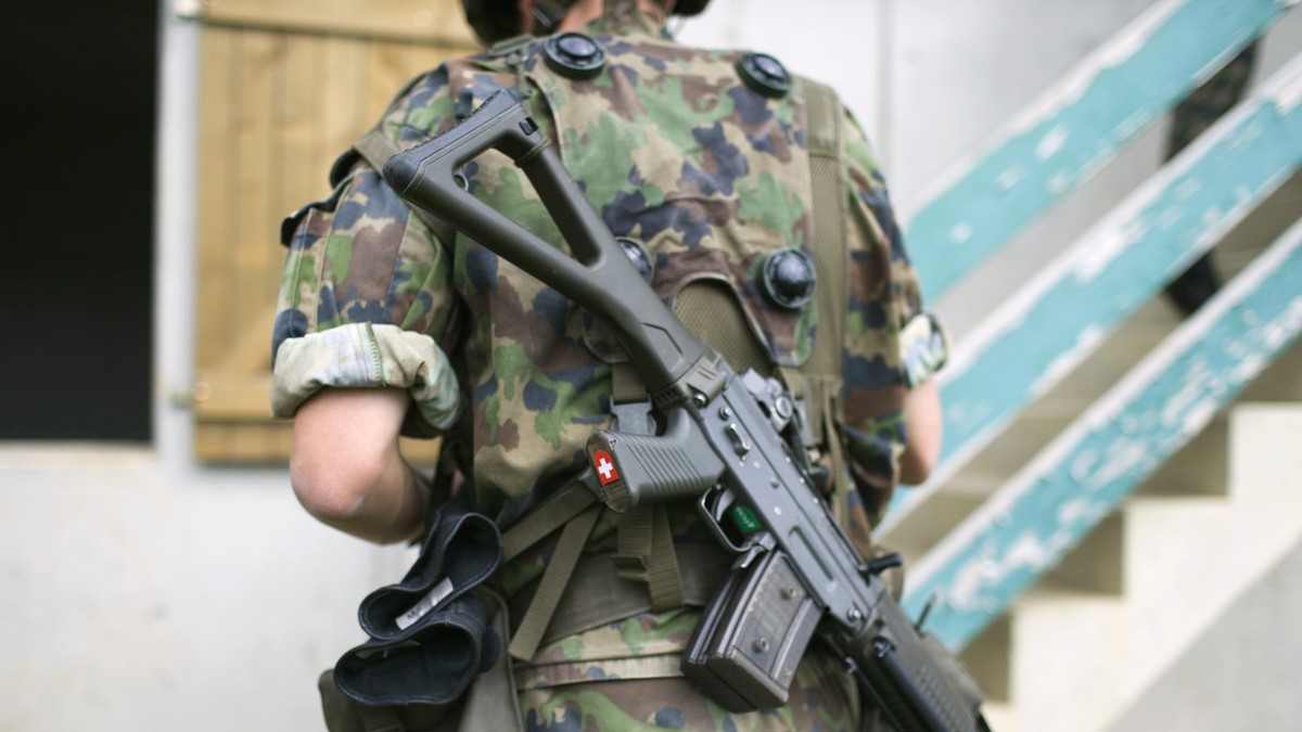 ARCHIV --- ZU DEN PLAENEN DER EU-KOMMISSION, SCHWEIZER STURMGEWEHRE ZU VERBIETEN, STELLEN WIR IHNEN FOLGENDES BILD ZUR VERFUEGUNG --- Ein Rekrut der Panzergrenadiere Pz Gren Rekrutenschule auf dem Weg ...