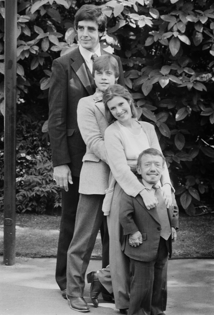 Actor Peter Mayhew, Mark Hamill, Carrie Fisher (1956 - 2016), Kenny Baker (1934 - 2016), co-stars in the first Star Wars trilogy, UK, 20th May 1980. (Photo by Chris Ball/Evening Standard/Hulton Archiv ...