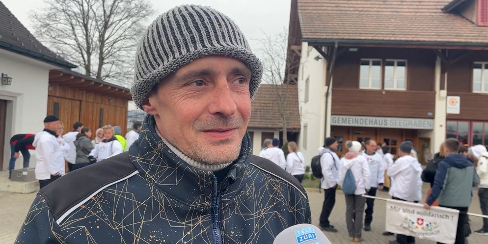 Als Reaktion auf den Fall Seegräben sind die Freiheitstrychler am Dienstag vom Haus des Mieters bis zum Gemeindehaus in Seegräben gezogen. Dieser ist sichtlich berührt.