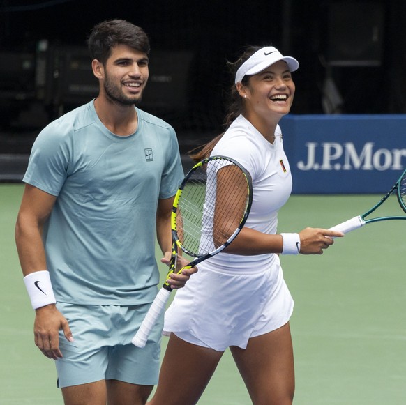 epa12311070 Carlos Alcaraz of Spain (L) and Emma Raducanu of Britain (R) in action during their mixed doubles match against Jack Draper of Britain and Jessica Pegula of USA during the US Open Tennis C ...