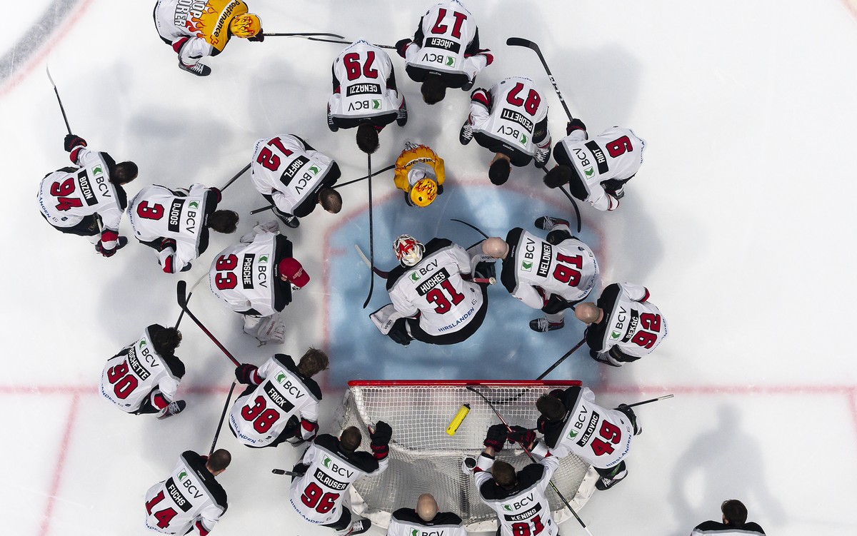 Les joueurs lausannois s'encouragent lors de l'acte 3 des demi-finales des play-off du championnat suisse de hockey sur glace de National League entre Fribourg-Gotteron, HCFG, et Lausanne HC ...