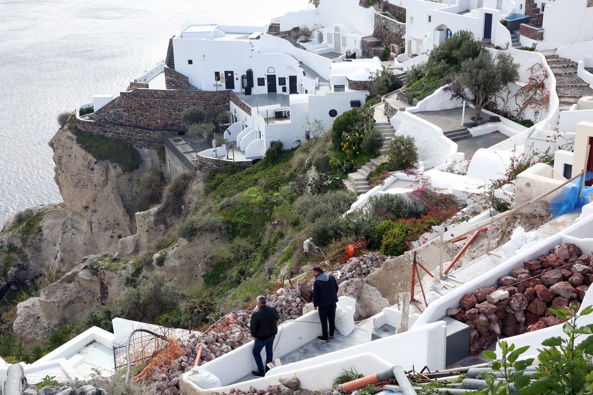 epa11876577 People examine their property in the almost evacuated village of Oia on Santorini island, Greece, 05 February 2025. Due to a wave of seismic activity near Santorini, the municipality advis ...