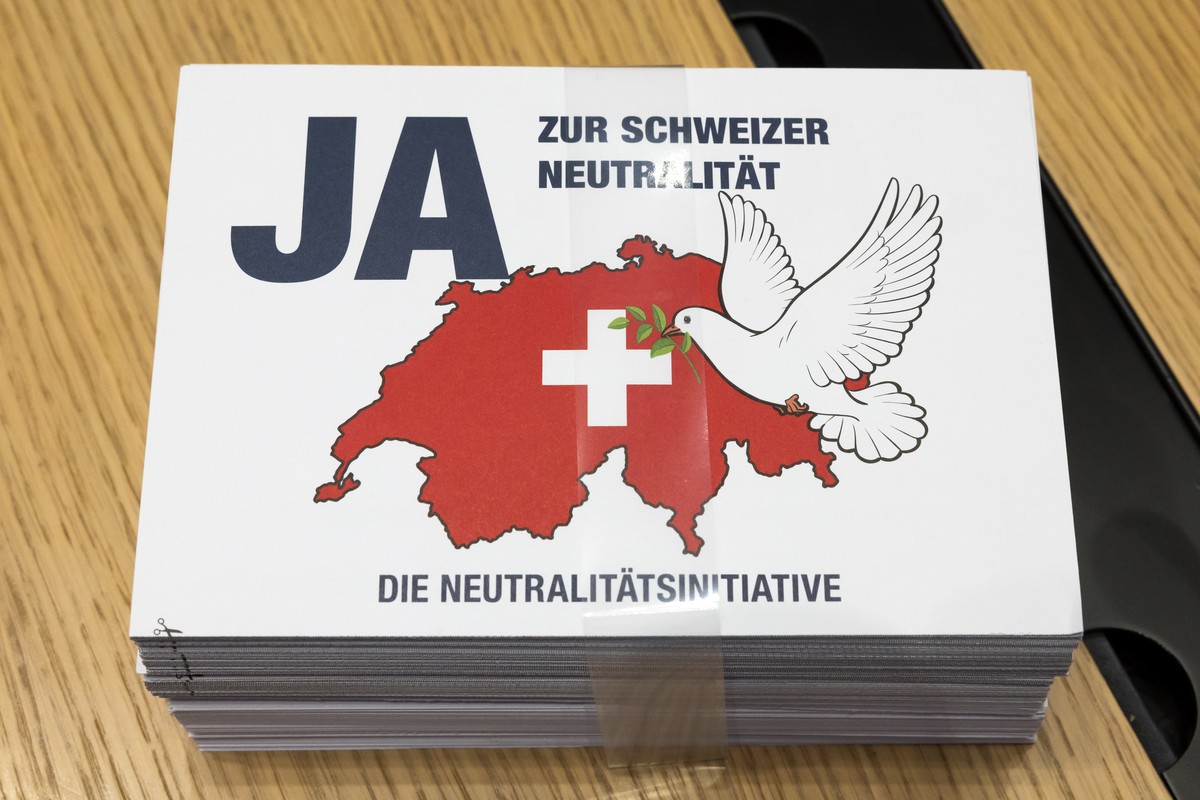 Ein Flyer mit der Aufschrift "Ja zur Schweizer Neutralitaet. Die Netralitaetsinitiative" liegt auf einem Pult, vor Beginn der Medienkonferenz zur Lancierung der Neutralitaetsinitiative, am D ...