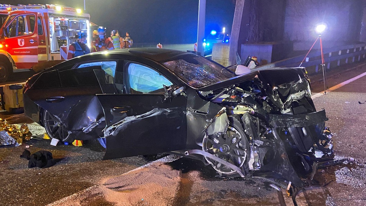 unfall vor arisdorf tunnel 18 jahriger stirbt 4 teenager verletzt