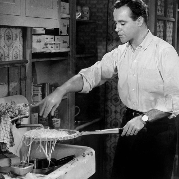 Jack Lemmon &amp; Shirley Maclaine Characters: C.C. Baxter &amp; Fran Kubelik Film: The Apartment USA 1960 Director: Billy Wilder 15 June 1960 PUBLICATIONxINxGERxSUIxAUTxONLY Copyright: MaryxEvansxAFx ...