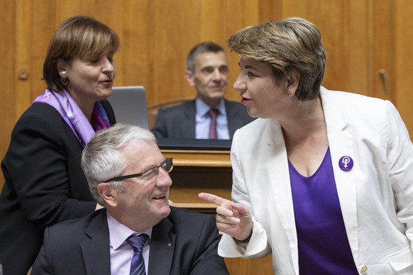 Bundesraetin Viola Amherd, rechts, zeigt sich, neben Walter Mueller, FDP-SG, und Nationalratspraesidentin Marina Carobbio Guscetti, mit einem Button solidarisch mit dem Frauenstreik im Nationalrat, wa ...