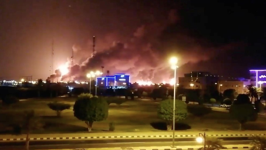 Das Feuerinferno nach dem Anschlag auf eine der beiden Erdölanlagen in Saudi-Arabien.