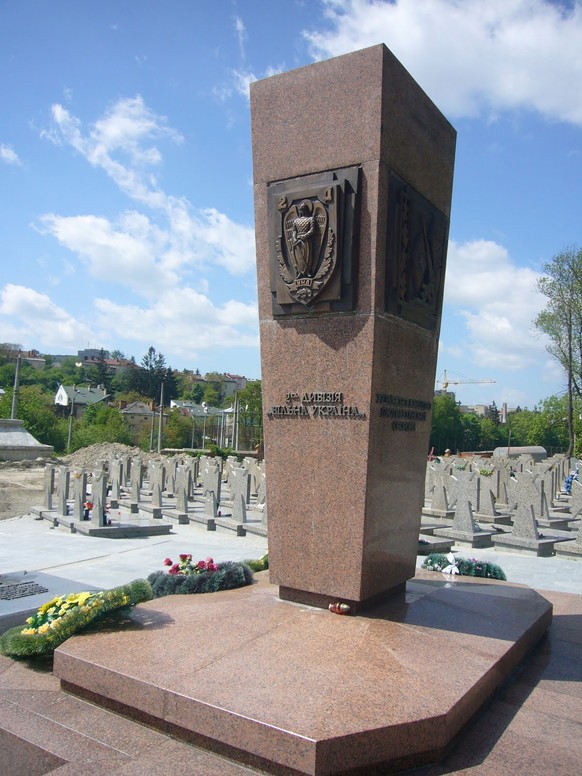 Denkmal auf einem Friedhof der westukrainischen Stadt Lemberg, mit dem zwei ukrainische SS-Divisionen geehrt werden.&nbsp;
