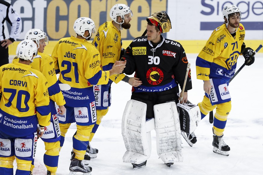 Berns Torhueter Leonardo Genoni, Mitte, verabschiedet sich von seinen ehemaligen Teamkollegen, nach dem Eishockey Meisterschaftsspiel der National League A zwischen dem SC Bern und dem HC Davos, am Fr ...