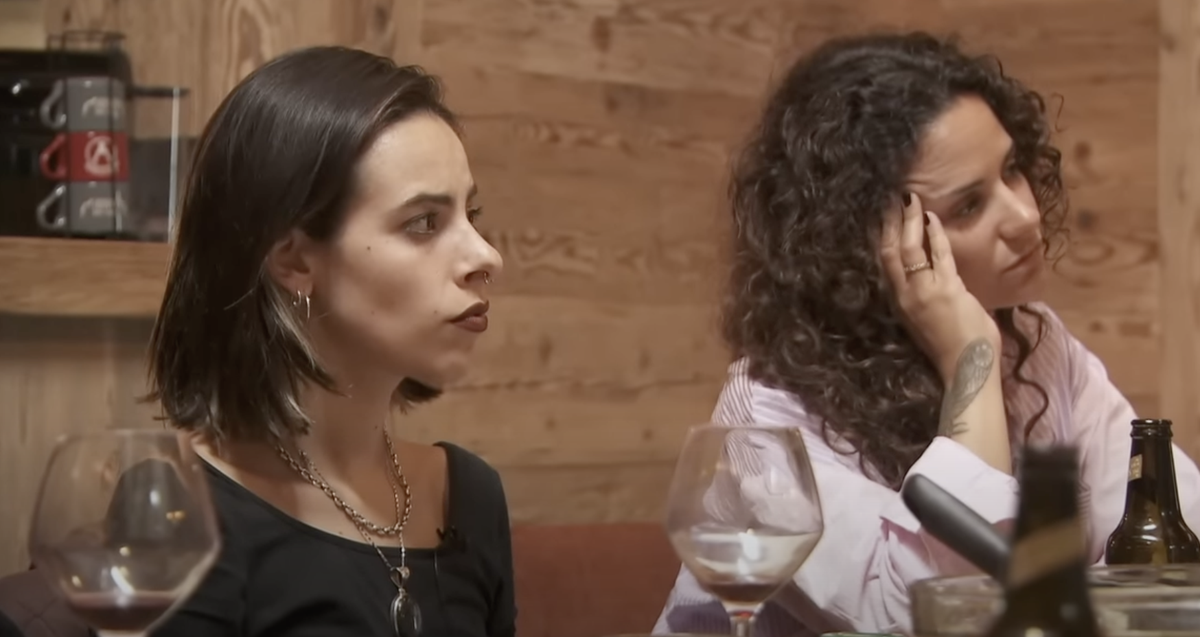 «Cause toujours, tu m'intéresses», disent les regards.