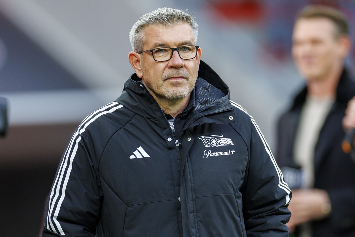 epa10971604 Union?s head coach Urs Fischer prior the German Bundesliga soccer match between Bayer 04 Leverkusen and 1.FC Union Berlin in Leverkusen, Germany, 12 November 2023. EPA/CHRISTOPHER NEUNDORF ...