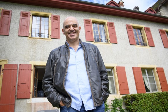 Le conseil federal Alain Berset photographie lors de l&#039;excursion du Conseil federal ce jeudi 1 juillet 2021 au Domaine de la Chartreuse de La Lance a Concise, Vaud.(KEYSTONE/Laurent Gillieron)