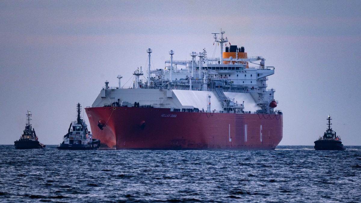 28.08.2024, Mecklenburg-Vorpommern, Mukran: Von Schleppern begleitet transportiert der LNG Tanker