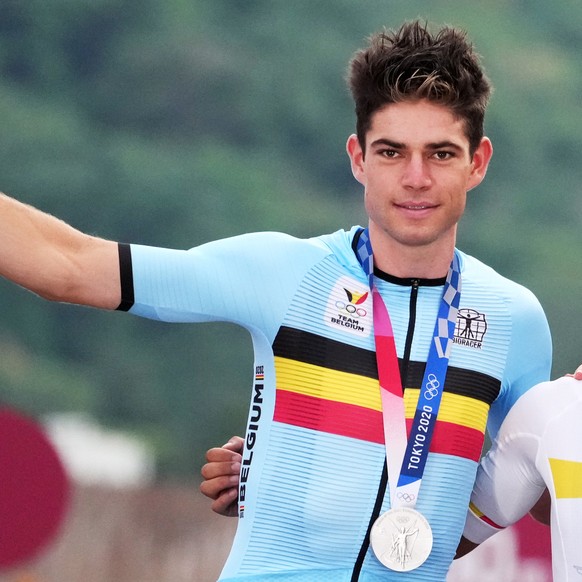 epa09361475 Gold medalist Richard Carapaz (C) of Ecuador, silver medalist Wout van Aert of Belgium and bronze medalist Tadej Pogacar (R) of Slovenia during the medal ceremony for the Men&#039;s race d ...