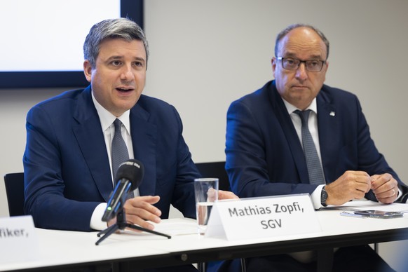 Staenderat Mathias Zopfi (GL), Praesident Schweizerischer Gemeindeverband (SGV), links, spricht neben Regierungsrat Markus Dieth (AG), Praesident Konferenz der Kantonsregierungen (KdK), waehrend einer ...