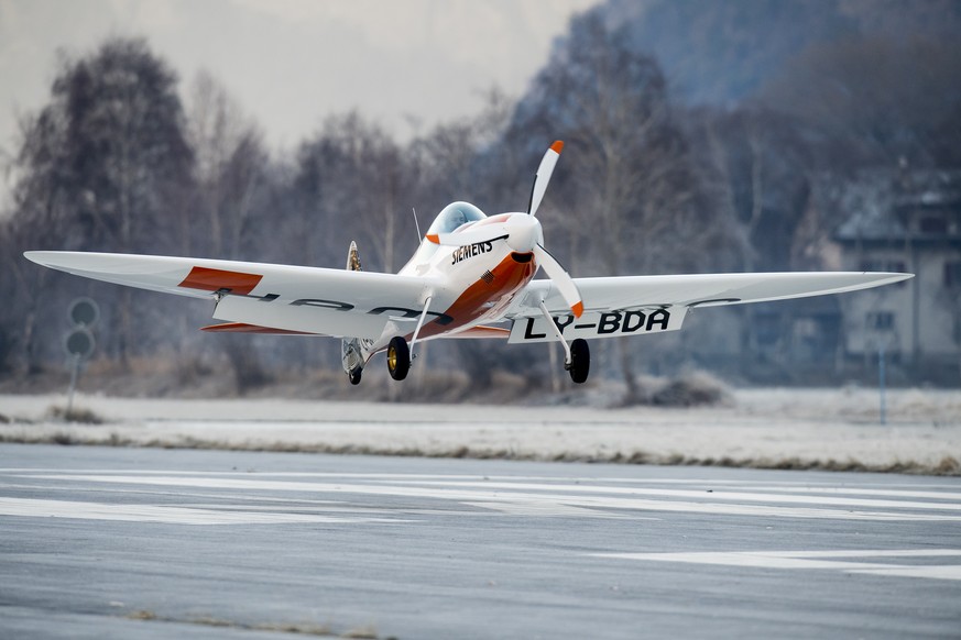 Sebastien Demont, un des deux initiateurs et pilotes avec Thomas Pfammatter, vole a bord de l&#039;avion lors d&#039;une demonstration du projet d&#039;avion d&#039;acrobatie electrique &quot;Hamilton ...