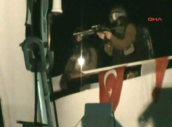 Ein israelischer Soldat auf der Mavi Marmara (31.05.2010).