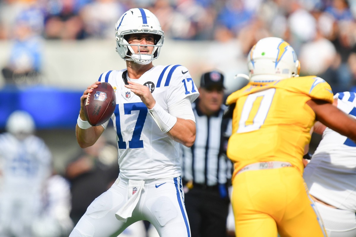 NFL, American Football Herren, USA Indianapolis Colts at Los Angeles Chargers Oct 19, 2025 Inglewood, California, USA Indianapolis Colts quarterback Daniel Jones 17 throws the ball in the first half a ...