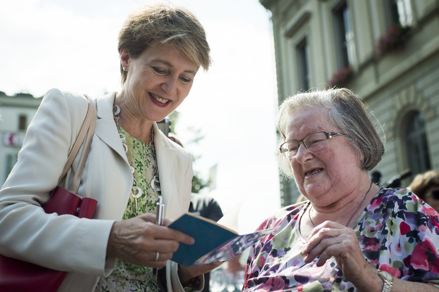 Bundesraetin Simonetta Sommaruga, links, spricht mit einer Besucherin anlaesslich der ordentlichen Sitzung &quot;extra muros&quot; des Bundesrates, am Mittwoch, 31. August 2016, in Glarus. Der Bundesr ...