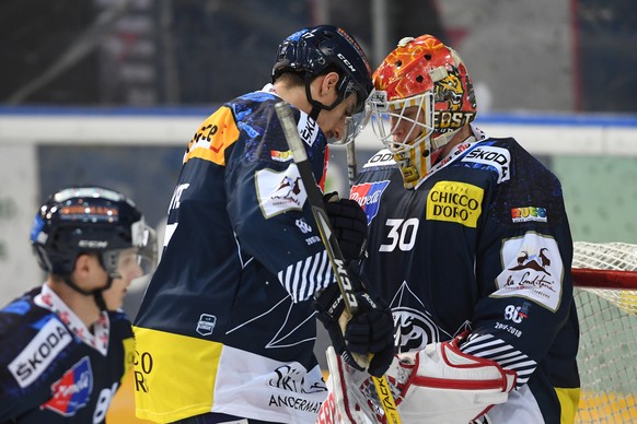 Ambri&#039;s player Igor Jelovac, left, and Ambri&#039;s goalkeeper Tomi Karhunen, right, react during the preliminary round game of the National League between HC Ambri Piotta and SCL Tigers, at the  ...