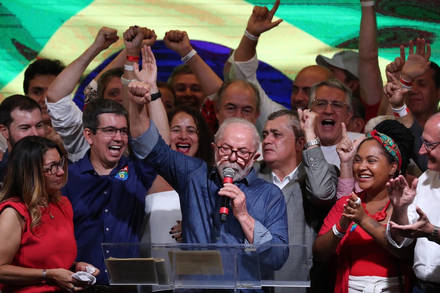 epa10276311 Former Brazilian President Luiz Inácio Lula da Silva (C) delivers a speech after his victory in the presidential election, in Sao Paulo, Brazil, 30 October 2022. Former President Luiz Inac ...