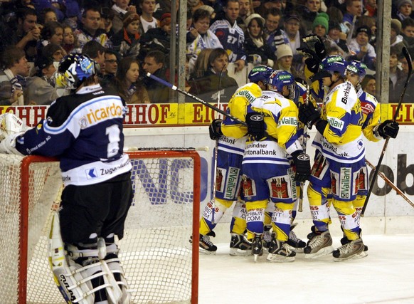 Die Davoser feiern das 1:3 fuer Davos vor Torhueter Reto Barra, links, beim Eishockeyspiel der National League A zwischen dem EV Zug und dem HC Davos, am Dienstag, 23. Dezember 2008 in der Zuger Herti ...