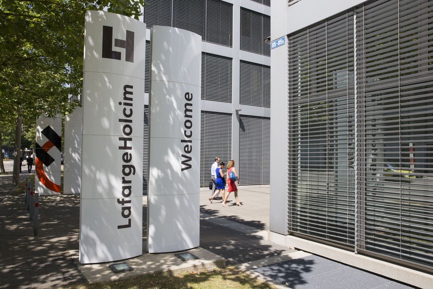 ARCHIV - ZUM ERGEBNIS VON LAFARGEHOLCIM STELLEN WIR IHNEN DIESES ARCHIVBILD ZUR VERFUEGUNG - The new logo of LafargeHolcim on panels in front of the head quarters in Zurich, Switzerland, on Wednesday, ...