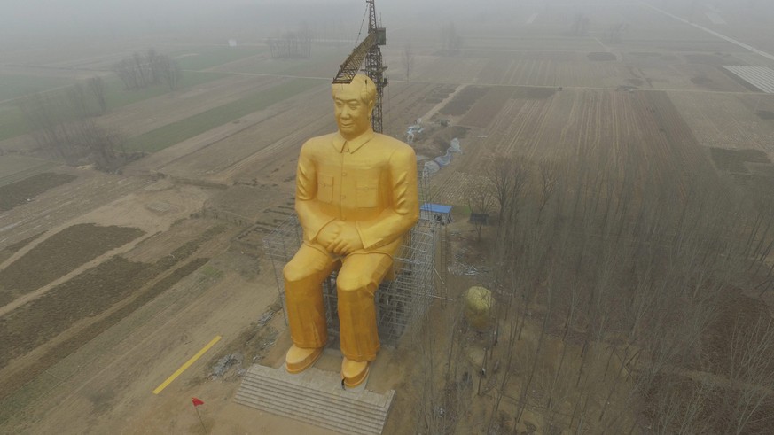 epa05089535 A photo made available 06 January 2016 of a 36.6-meter-tall golden-painted statue of Chairman Mao in Tongxu county in central China&#039;s Henan province, China, on 04 January 2016. Local  ...