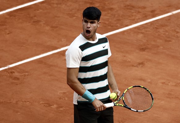 epa12149754 Carlos Alcaraz of Spain celebrates after winning his Men&#039;s 4th round match against Ben Shelton of USA at the French Open Grand Slam tennis tournament at Roland Garros in Paris, France ...