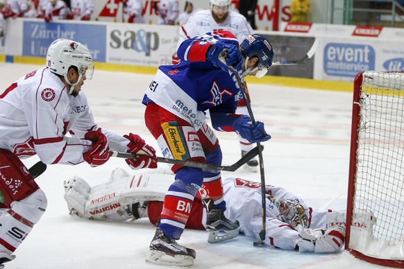 EHC Kloten Stuermer James Sheppard, Mitte, gegen Lausanne HC Torhueter Cristobal Huet, liegend, und Yannick Herren, links, waehrend dem Eishockey-Meisterschaftsspiel der National League A zwischen dem ...