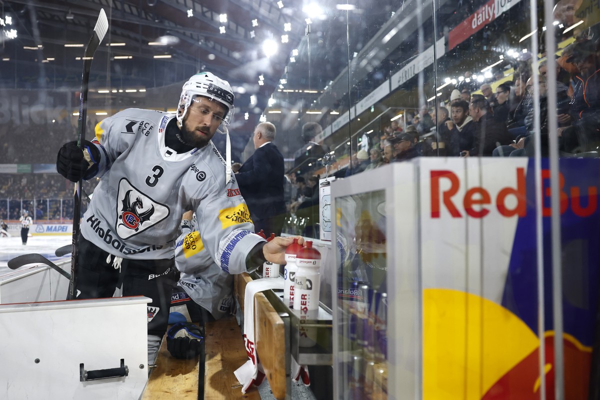 Michael Kapla (HCFG) greift zu seiner Trinkflasche neben einem Kuehlschrank mit Red Bull Dosen, im Eishockey Meisterschaftsspiel der National League zwischen dem SC Bern und dem HC Fribourg Gotteron,  ...