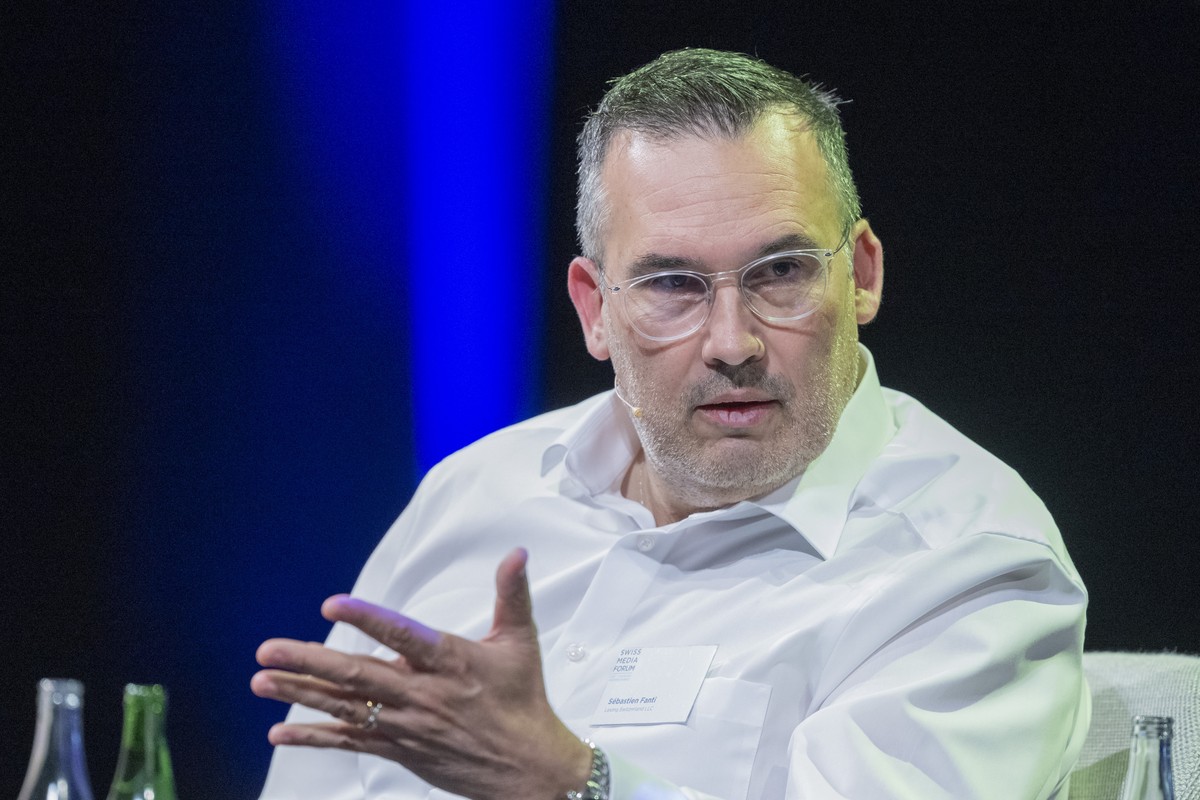 Der Opferanwalt im Fall Crans-Montana, Sebastian Fanti bei einem Gespraech, anlaesslich des Swiss Media Forum vom Donnerstag, 7. Mai 2026 im KKL in Luzern. (KEYSTONE/Urs Flueeler)