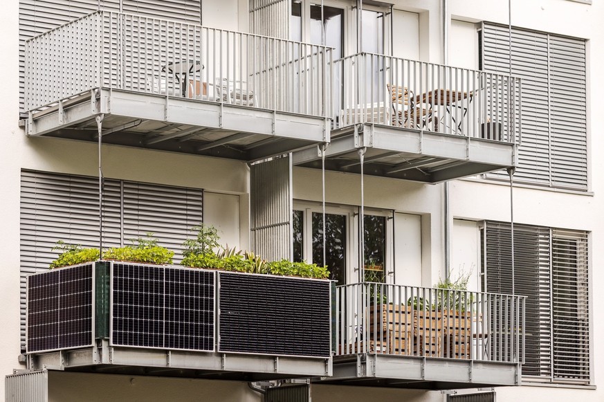 So sehen «Balkonkraftwerke» aus. Immer mehr Mieterinnen und Mieter installieren Solarpanels an ihrem Balkon. Das ist einfach: Anschrauben, Kabel über Wechselrichter in die Steckdose stecken, fertig. E ...